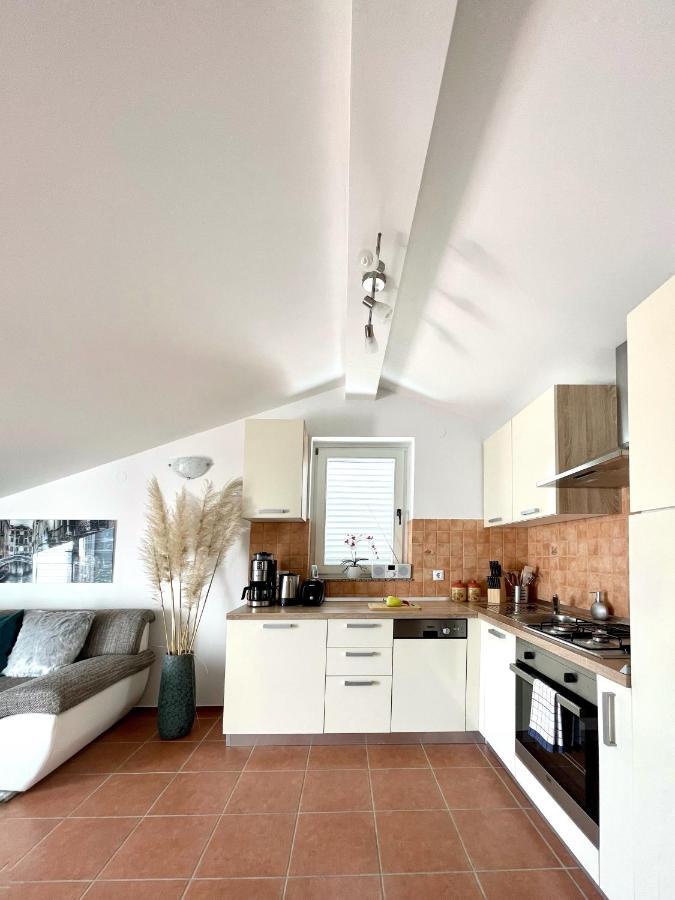 Apartment Lady Daniela Mit Meerblick In ลอฟราน ภายนอก รูปภาพ